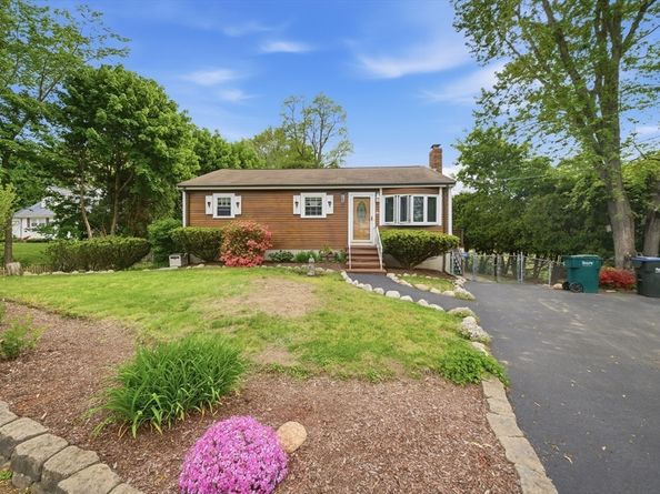 33 Quincy St, Holbrook MA 02343