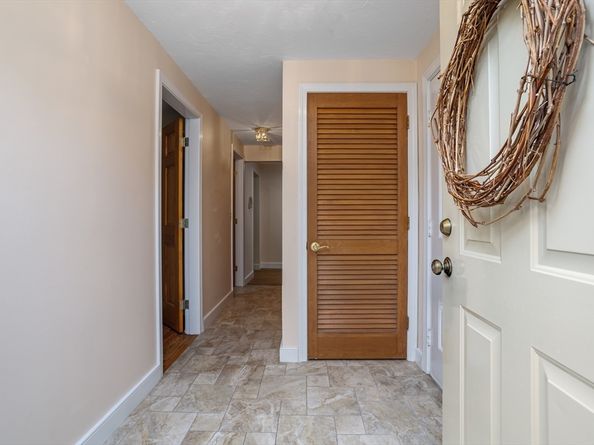 212 Ridgefield Cir 212B, Clinton MA 01510