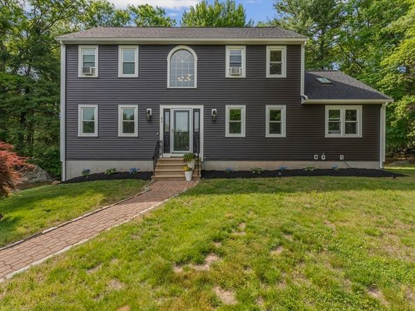 42 Brookside Dr, Uxbridge MA 01569