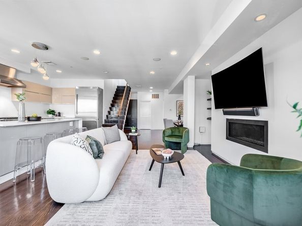 687 E 2nd St 8, Boston MA 02127