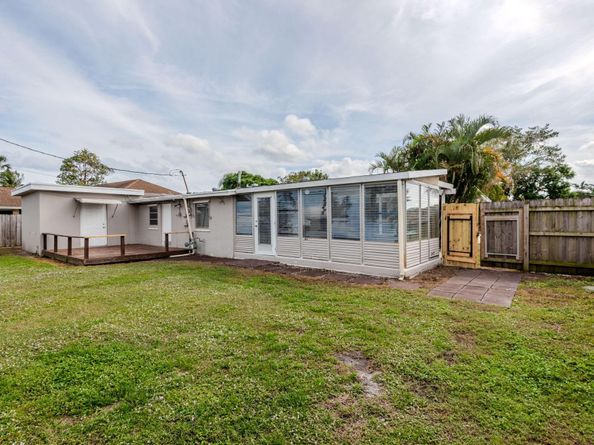 1338 Crest Dr, Lake Worth Beach FL 33461