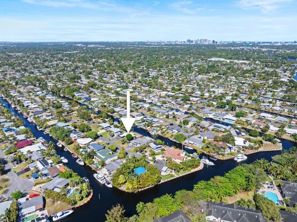 2624 Okeechobee Ln, Fort Lauderdale FL 33312