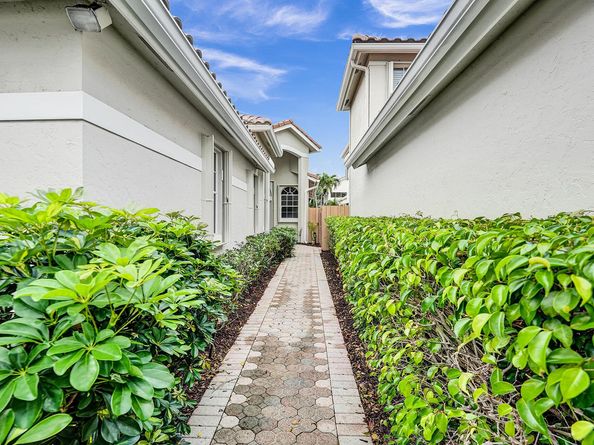 6675 NW 25th Way, Boca Raton FL 33496