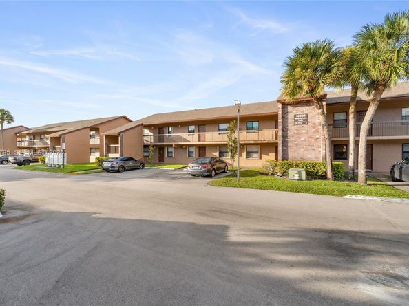 10003 Winding Lake Road 203, Sunrise FL 33351