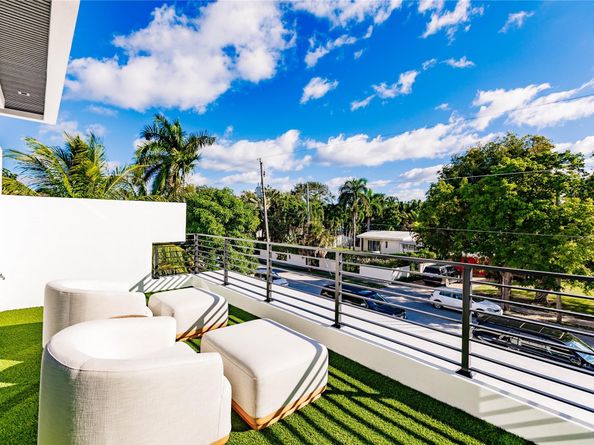 725 Poinciana Dr, Fort Lauderdale FL 33301