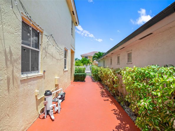14910 SW 70th Pl, Davie FL 33331