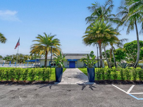 1097 Circle Terrace W C, Delray Beach FL 33445