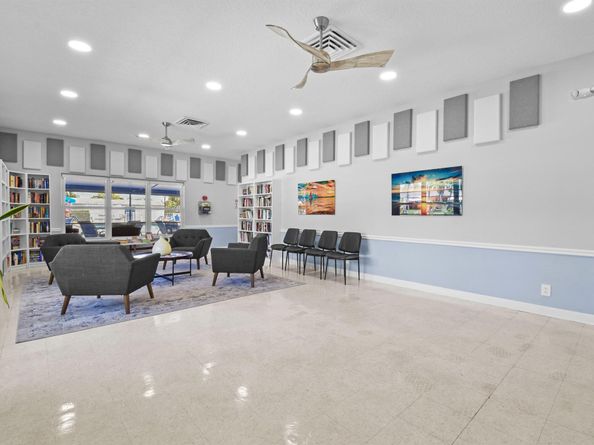 1097 Circle Terrace W C, Delray Beach FL 33445