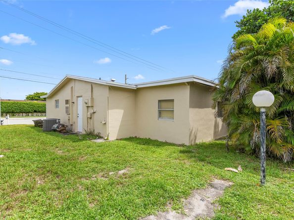 1060 NW 49th Ct, Deerfield Beach FL 33064