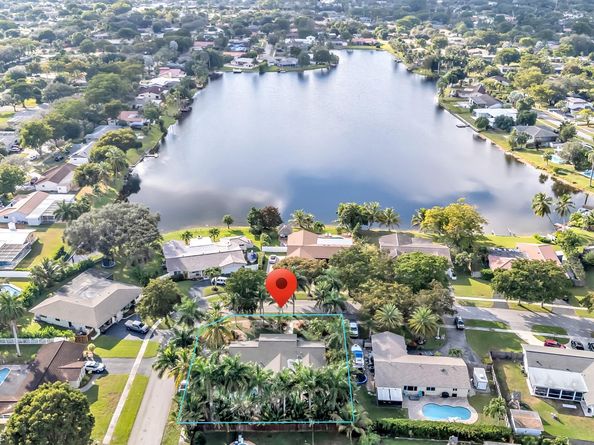 980 SW 70th Ave, Plantation FL 33317