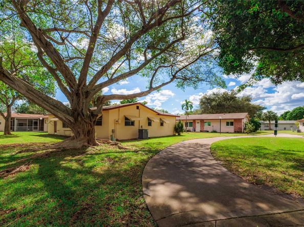 2613 SW Natura Ave, Deerfield Beach FL 33441