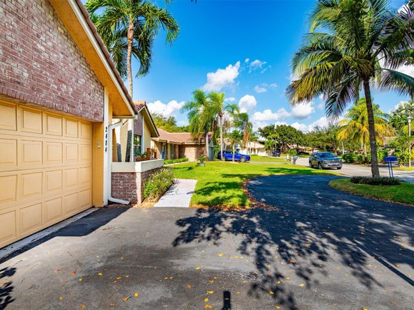 2484 NW 88th Ter, Coral Springs FL 33065