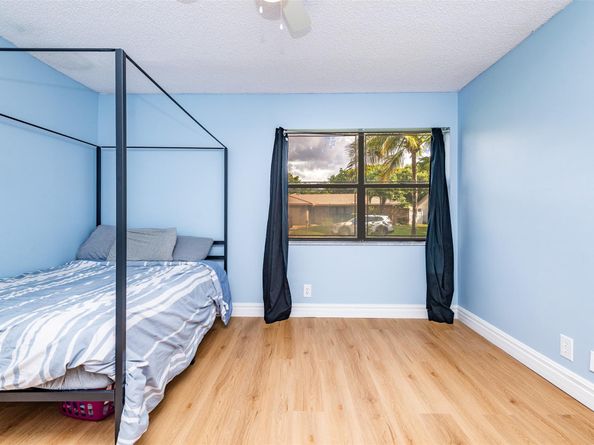 2484 NW 88th Ter, Coral Springs FL 33065