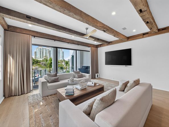 621 SW 5 Place, Fort Lauderdale FL 33315