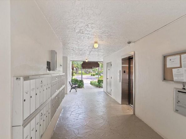 9470 Poinciana Pl 103, Davie FL 33324