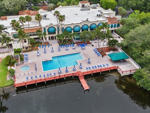 9470 Poinciana Pl 103, Davie FL 33324