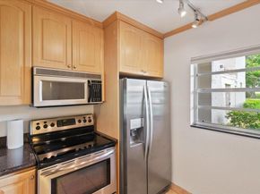 9470 Poinciana Pl 103, Davie FL 33324