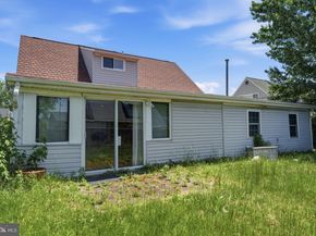 21 Iris Road, Levittown PA 19057