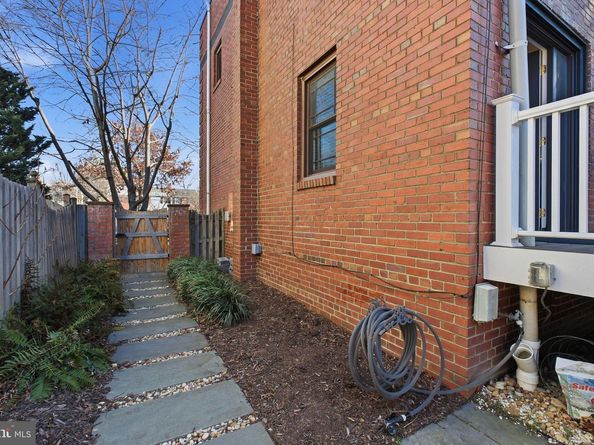 1120 Powhatan Street, Alexandria VA 22314