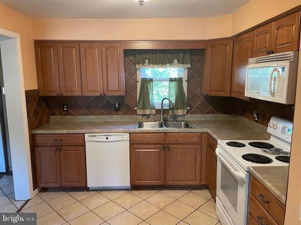 46 Moon Drive, Levittown PA 19054