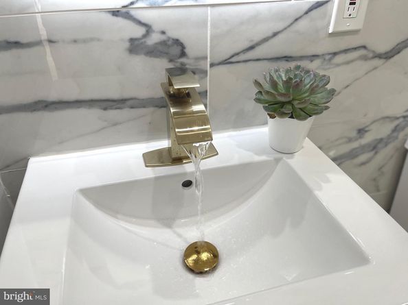 5215 Locust Street, Philadelphia PA 19139