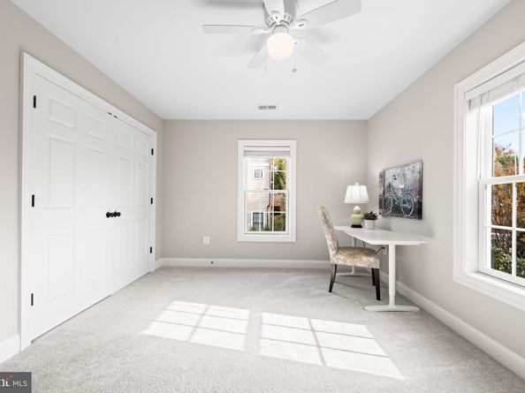 4752 33rd Street N, Arlington VA 22207