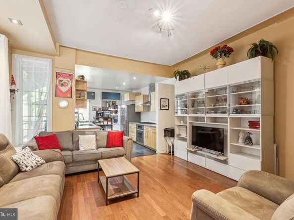 225 Buckingham Place, Philadelphia PA 19104