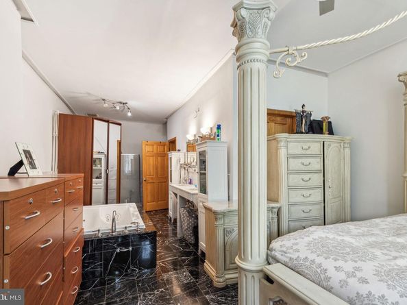 225 Buckingham Place, Philadelphia PA 19104