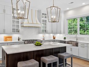 910 Fairway Drive NE, Vienna VA 22180
