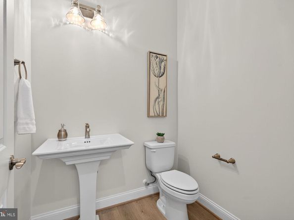 910 Fairway Drive NE, Vienna VA 22180