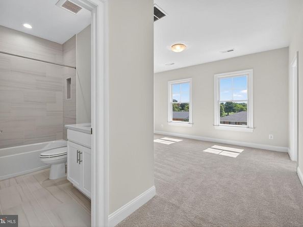 910 Fairway Drive NE, Vienna VA 22180