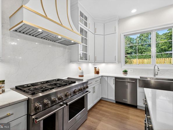 910 Fairway Drive NE, Vienna VA 22180