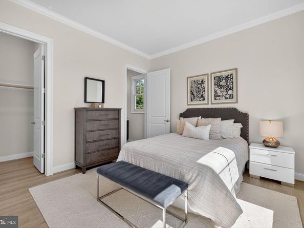 910 Fairway Drive NE, Vienna VA 22180