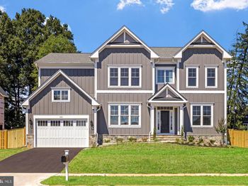 910 Fairway Drive NE