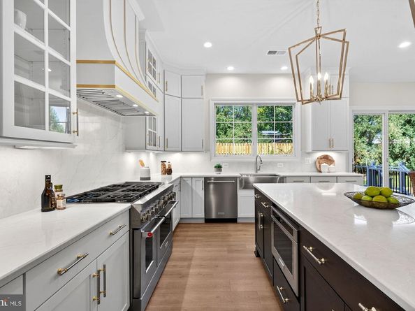 910 Fairway Drive NE, Vienna VA 22180