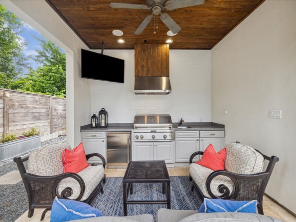 2 Burkhart Forest Court, Spring Valley Village TX 77055
