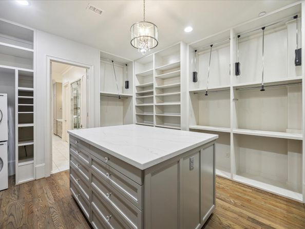 2 Burkhart Forest Court, Spring Valley Village TX 77055
