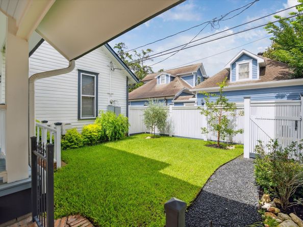 208 E 12th Street, Houston TX 77008