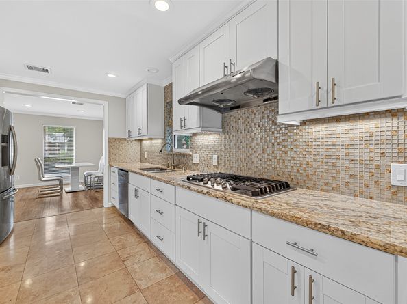 8530 Roos Road, Houston TX 77036