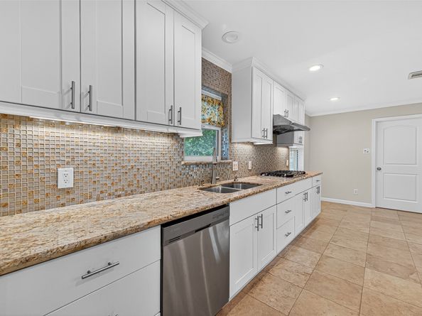 8530 Roos Road, Houston TX 77036