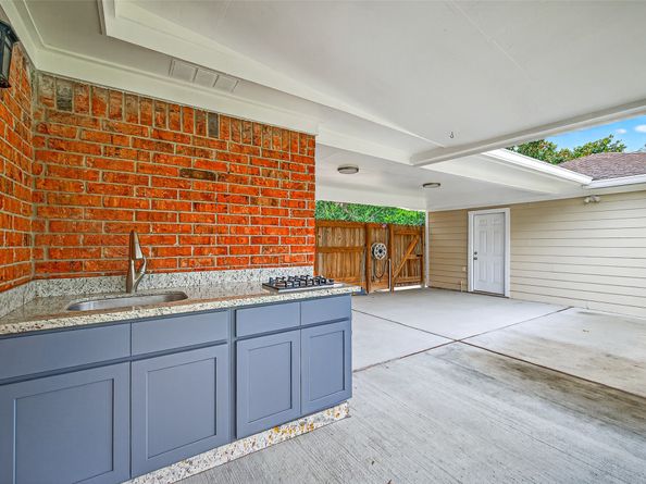 8530 Roos Road, Houston TX 77036
