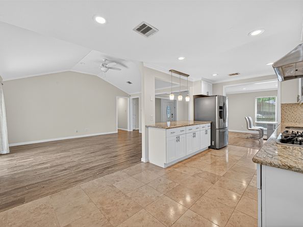 8530 Roos Road, Houston TX 77036