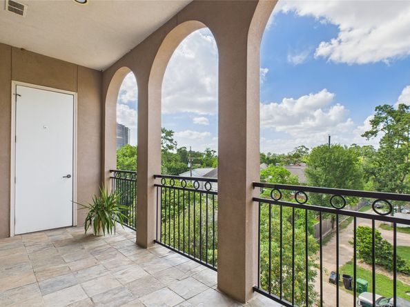58 Briar Hollow Lane 403, Houston TX 77027