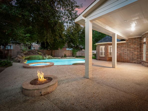 6 Hithervale Court, The Woodlands TX 77382