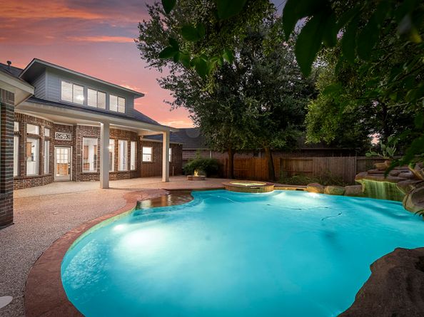 6 Hithervale Court, The Woodlands TX 77382