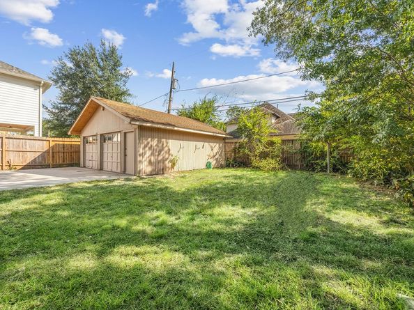 1721 Saxon Drive, Houston TX 77018