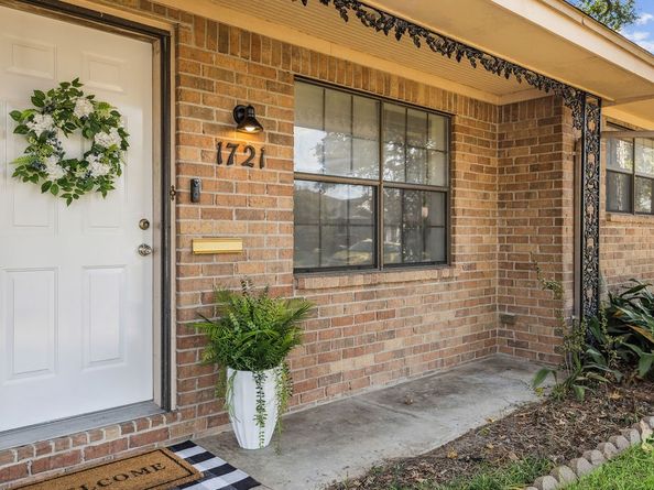 1721 Saxon Drive, Houston TX 77018