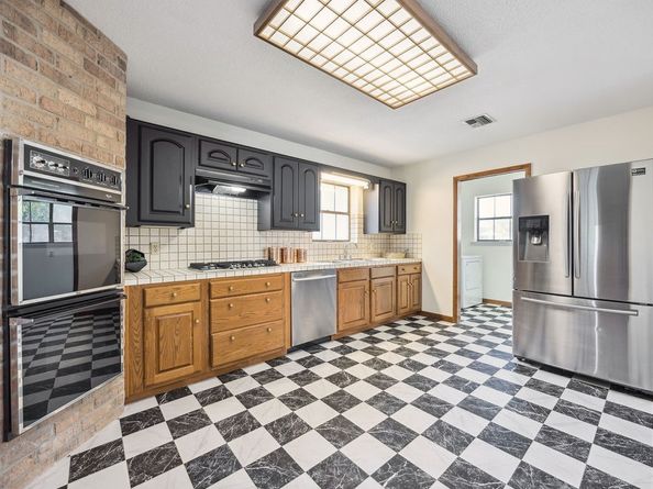 1721 Saxon Drive, Houston TX 77018