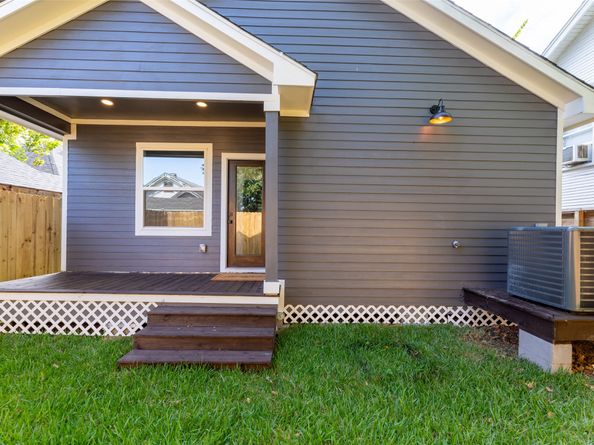 112 Goldenrod Street, Houston TX 77009