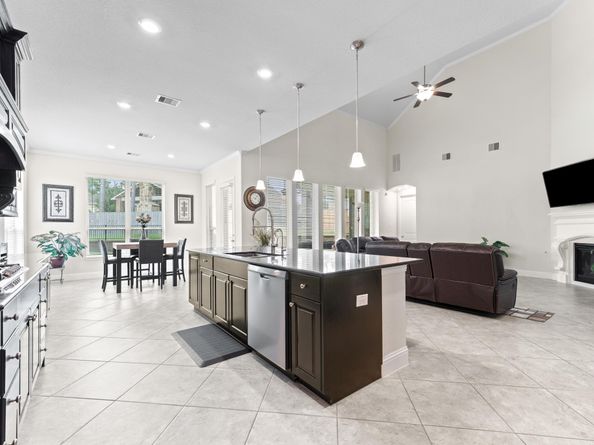 1402 Graystone Hills Drive, Conroe TX 77304